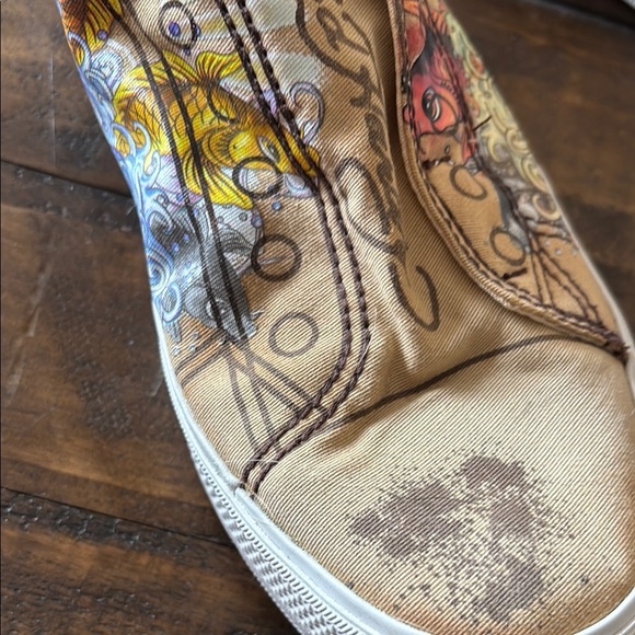 Ed Hardy Cream and Red Sneakers with Artistic Flair - Picture 5 of 8